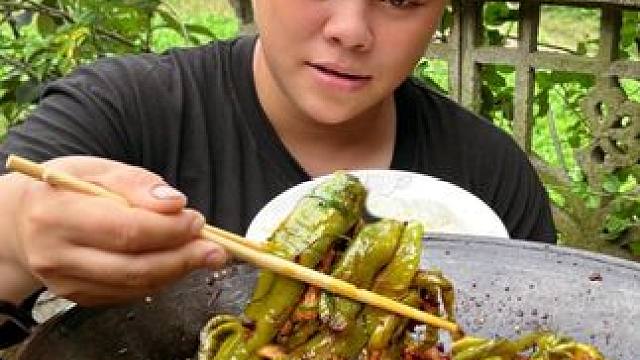 今天炒了一大锅辣椒吃得满头汗