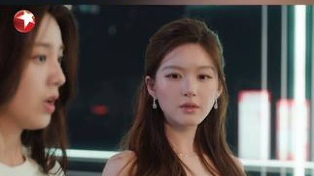 乔琳和许妍、沈皓明一起吃饭。交谈中，乔琳一直在沈皓明面前夸许妍。晚上，许妍问乔琳为何要和沈皓明说那些