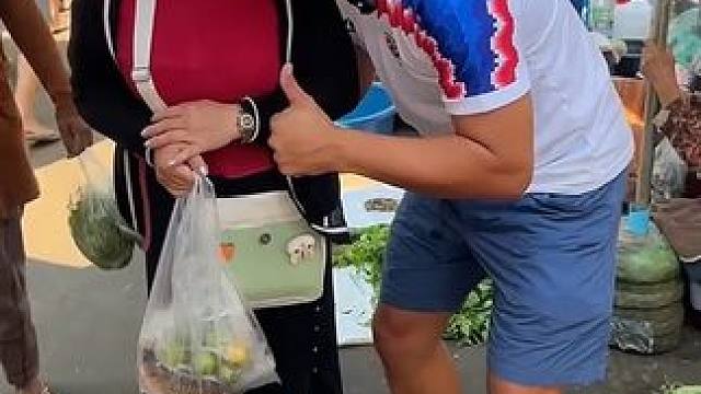 菜市场买蜥蜴偶遇粉丝