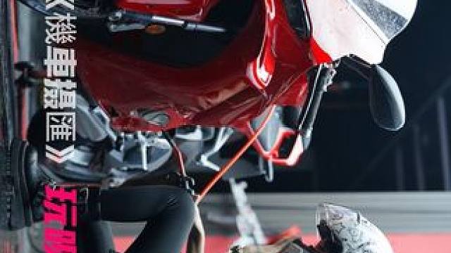 一眼就很哇塞的机车小姐姐 #机车摄影 #西安女骑 #洗车小妹 #杜卡迪v4 #摩托车精洗