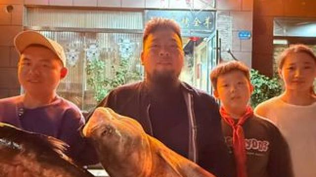 商丘篇：钓鱼交换烤全羊，热情的大胡子老板和小孩哥的信任不能辜负，你们觉得老板最后亏没亏..