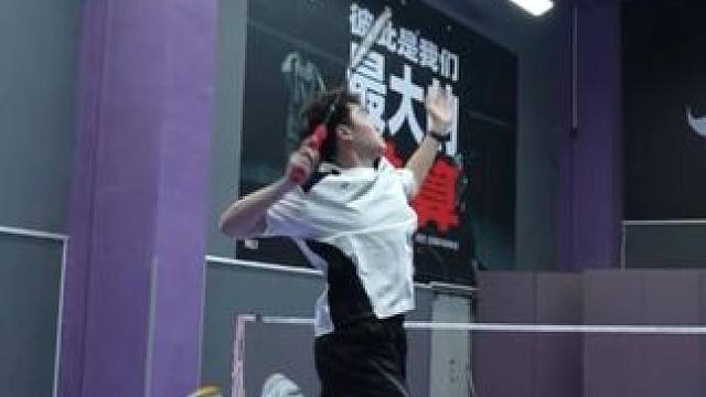 球场里慢悠悠的选手 #羽毛球  #单打  #搞笑