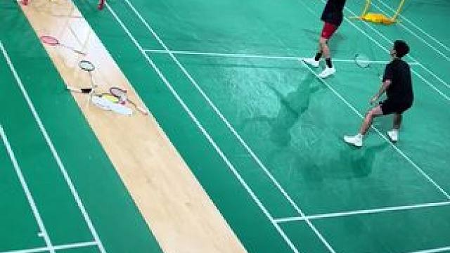 羽毛球精彩男双，前封后攻配合默契