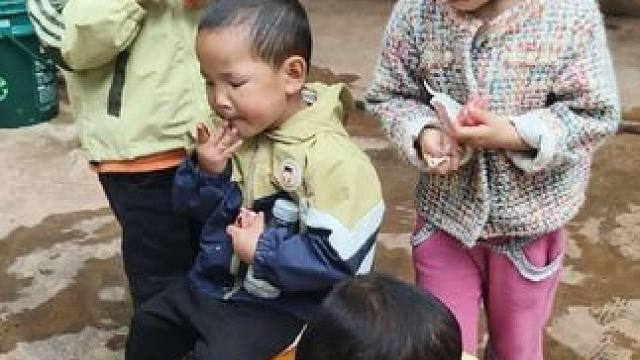 孩子的小爸给孩子买的桔子。