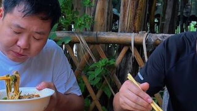 爆炒猪肝八秒起锅，搭配一碗手擀面，大口嗦爽了！ #我的乡村生活 #下饭菜 #乡村味道 #乡村的生活 