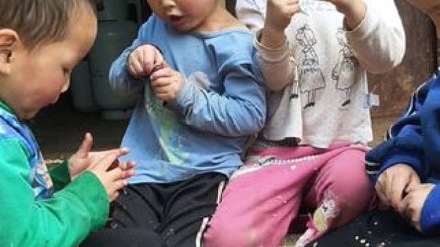 孩子们今天有美食吃，挺开心的。