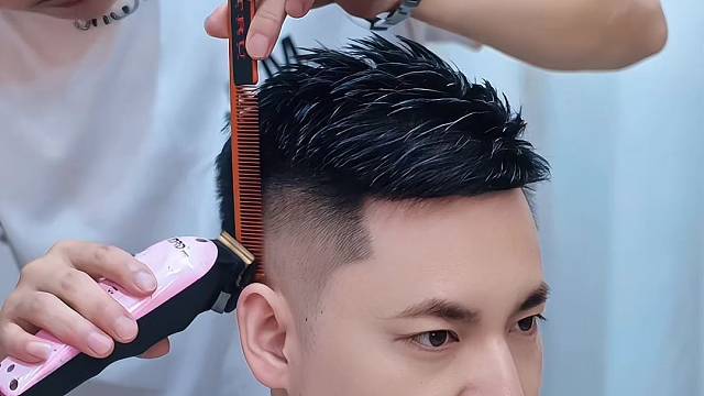 每一位顾客我都认认真真把头发剪好。常年招生。地址揭阳桥南柏顿公寓四楼，