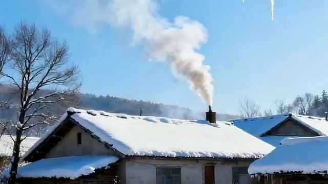 冬日乡村美景，暖烟袅袅，宁静悠然。#雪景 #村庄 #怀旧