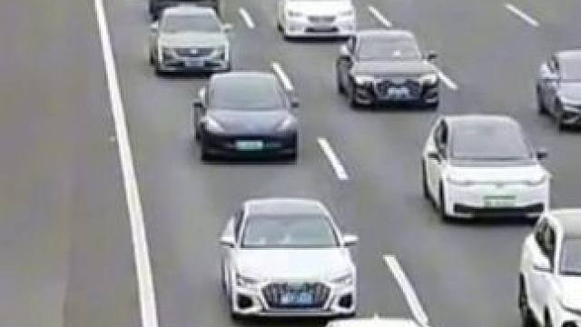 国庆高速上的“空中哨兵” 无人机喊话守护应急车道畅通