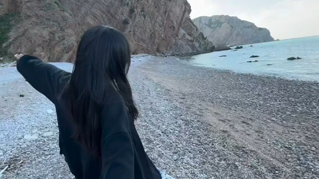 爱会让一个人的眼里装着两个人的眼泪