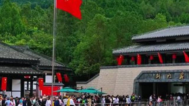 感觉每天剑门关来了一亿人，这国庆氛围已经快拉爆了#人潮拥挤 #旅游景点打卡 #剑门关#醉美广元#国庆