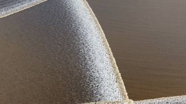 视觉盛宴！浪潮带着无尽的威力交汇相拥，激起层层浪花，整个世界仿佛都为之屏息，气势恢宏，尽现大自然千变