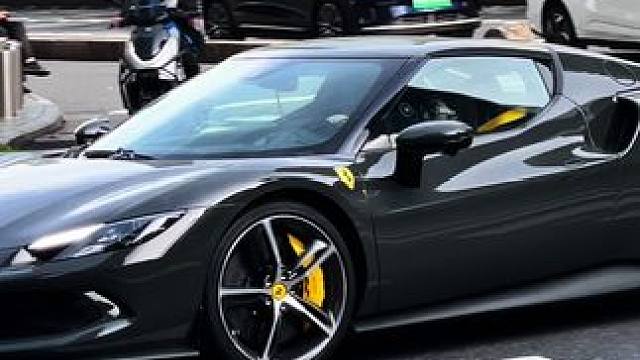 偶遇富家千金开着法拉利296来杭州万象城购物，这一刻她真的很美