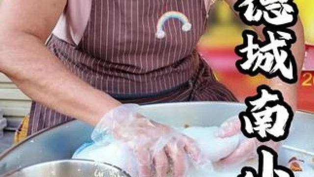 英德城南市场吃到了油条卷粉，脆皮五花肉，胡椒猪血，都是美味