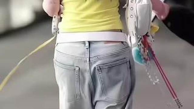 阳光下的背影，时尚感满满