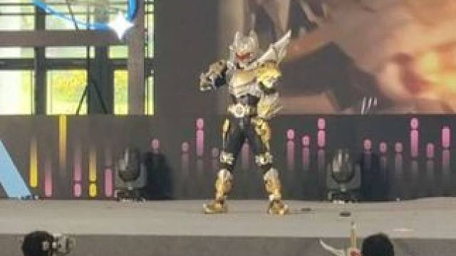 穿全打印表演动作戏，燃尽了家人们#帝皇铠甲 #cos #重庆梦乡动漫展