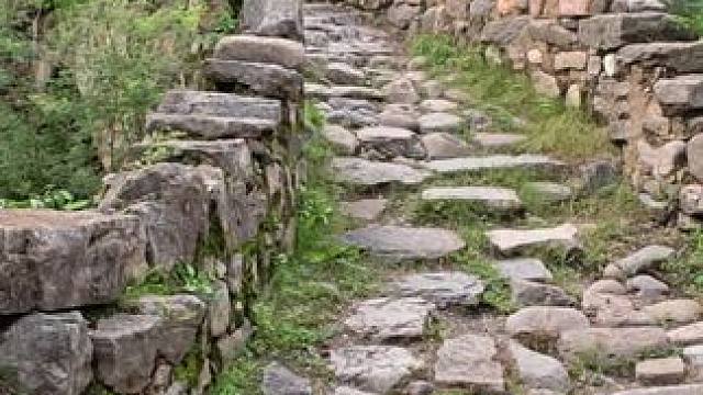 一座不知什么年代的古石桥