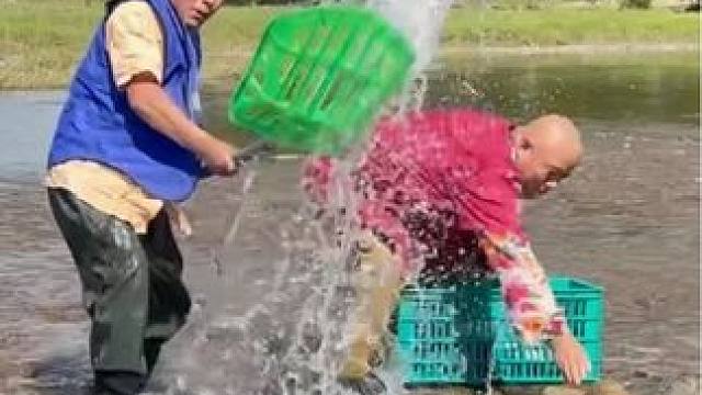 #户外抓鱼 #户外捕鱼