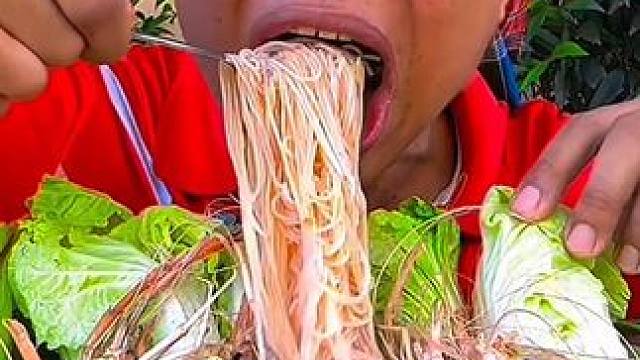 酸辣️木瓜丝海鲜拼盘凉拌米粉