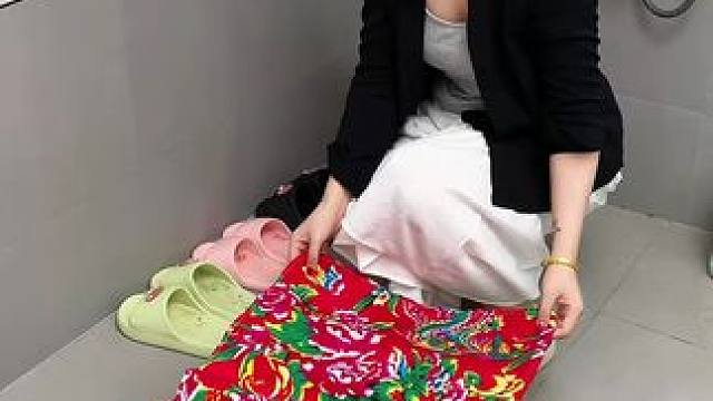 吸盘伸缩拖鞋架 不用打孔粘胶就能上墙固定的拖鞋架，可伸缩的设计，足够收纳全家人的拖鞋，不占地方，还能