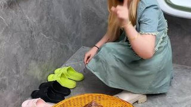 吸盘伸缩拖鞋架 不用打孔粘胶就能上墙固定的拖鞋架，可伸缩的设计，足够收纳全家人的拖鞋，不占地方，还能