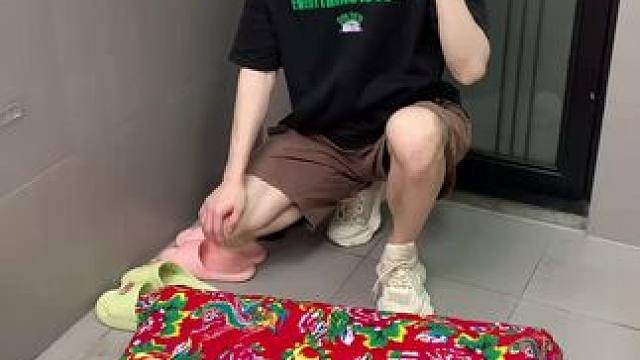 吸盘伸缩拖鞋架 不用打孔粘胶就能上墙固定的拖鞋架，可伸缩的设计，足够收纳全家人的拖鞋，不占地方，还能