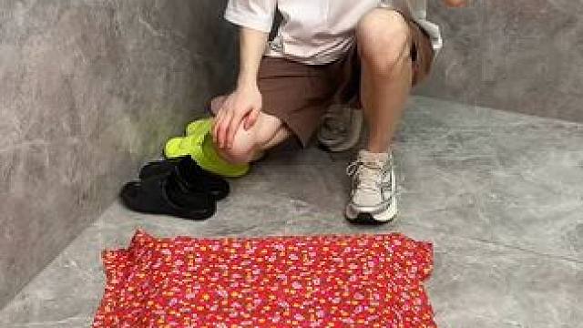 吸盘伸缩拖鞋架 不用打孔粘胶就能上墙固定的拖鞋架，可伸缩的设计，足够收纳全家人的拖鞋，不占地方，还能