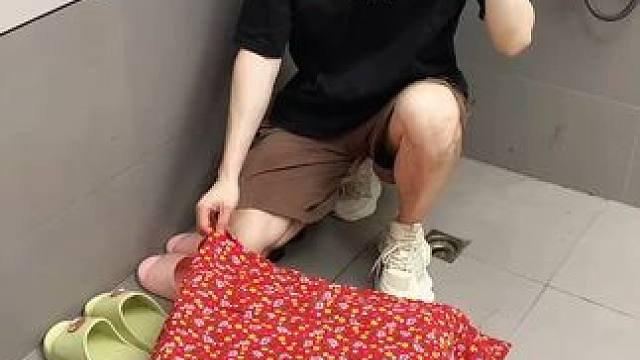 吸盘伸缩拖鞋架 不用打孔粘胶就能上墙固定的拖鞋架，可伸缩的设计，足够收纳全家人的拖鞋，不占地方，还能