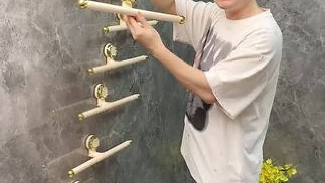 吸盘伸缩拖鞋架 不用打孔粘胶就能上墙固定的拖鞋架，可伸缩的设计，足够收纳全家人的拖鞋，不占地方，还能