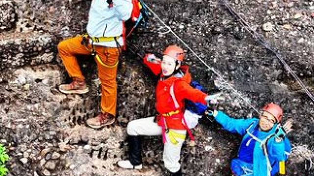 国庆假期剑门关最火挑战打卡点猿猱道。#户外攀岩 #醉美广元#剑阁是个好地方 #挑战自己突破自己 #户