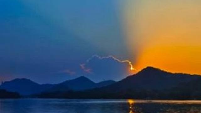 换个角度看天空 普通的日子变治愈大片了评论区交换一张你拍的治愈系天空的照片#治愈系风景#随手一拍都是