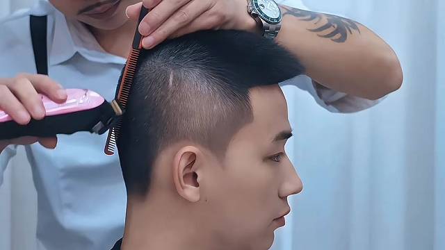 每一位顾客我都认认真真把头发剪好。常年招生。地址揭阳桥南柏顿公寓四楼，