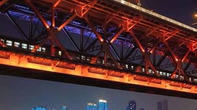 武汉长江大桥 中秋之夜在江边吹吹风，凭栏远眺武汉美丽的夜景，一幅幅徐徐展开的绝美画卷……