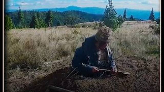 男人手搓土丘式庇护所 #野外建造 #野外建造 #野外生存