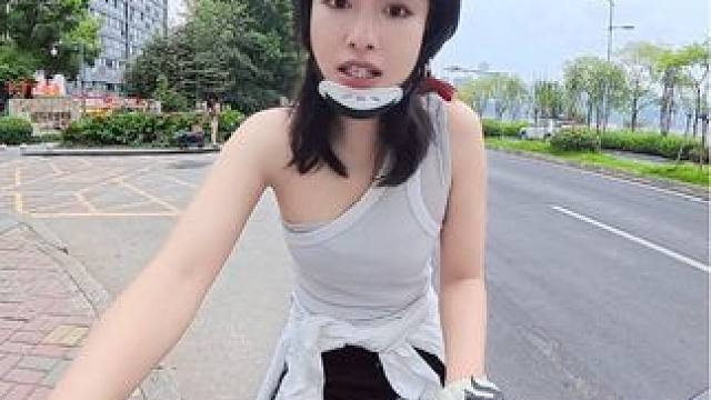 骑车的快乐 可能就是随便找个地方 感受在路上的那一刻～#摩托车 #女骑 #自由和远方 #骑行随拍