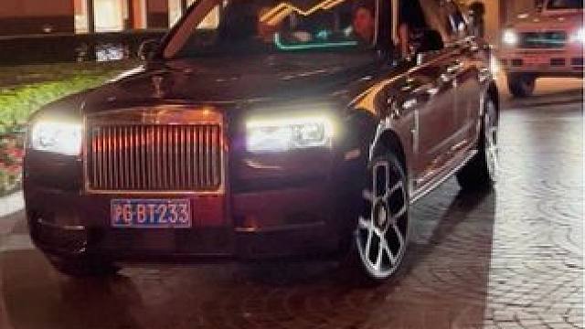 外滩偶遇18岁顶级名媛亲自开着劳斯莱斯库里南来外滩吃夜宵，真的太美了，好羡慕姐姐副驾的小哥哥啊，哪怕