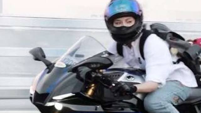 “那天早上赶着上班，看见一个风里的女孩，感觉她连上个班都是香的” #机车小姐姐