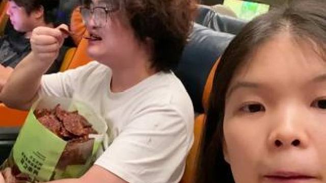 打游戏追剧来上一包这个湖南的酱板鸭肉片，是真的过瘾