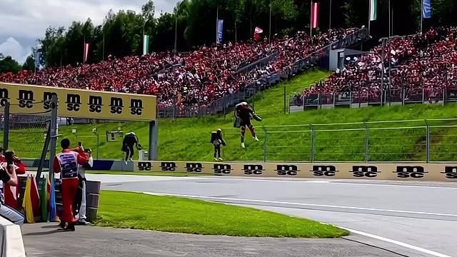 人的一生只来一次，不妨大胆一些#极限运动 #飞行体验 #单兵飞行器 #专业动作请勿模仿