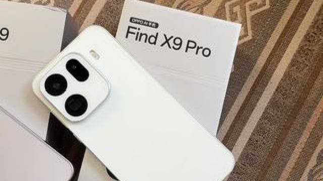 findx9系列外观终于不是大圆环了 左上角镜头模组简约耐看 真机的拿在手上质感格外让人惊喜 正面还