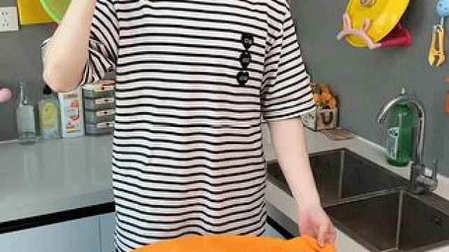 折叠挡水板置物架 在厨房洗碗池边放上这个吸盘挡水板，刷锅洗碗就不会弄得台面湿哒哒的，放在台面洗衣服也