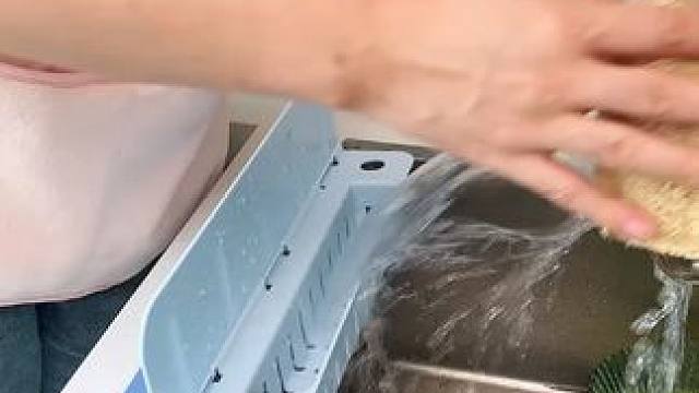 折叠挡水板置物架 在厨房洗碗池边放上这个吸盘挡水板，刷锅洗碗就不会弄得台面湿哒哒的，放在台面洗衣服也