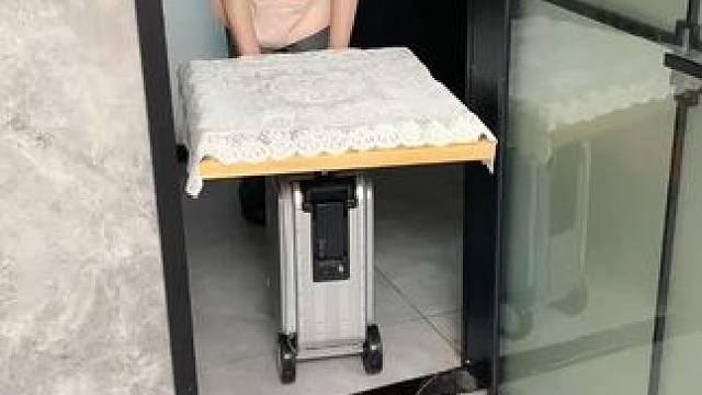 螃蟹壁挂拖把夹 有了这个拖把夹，家里的拖把扫把能上墙收纳了，不占空间，拿取也方便#拖把夹  #吸盘拖