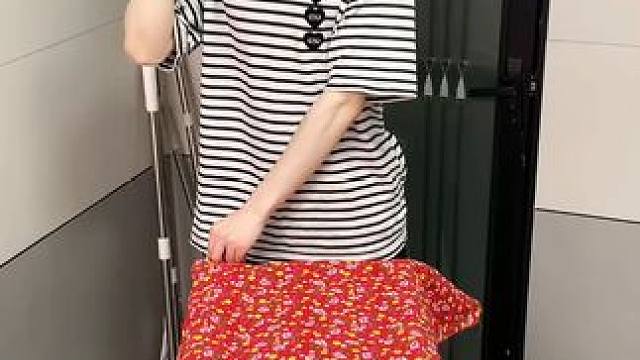 螃蟹壁挂拖把夹 有了这个拖把夹，家里的拖把扫把能上墙收纳了，不占空间，拿取也方便#拖把夹  #吸盘拖