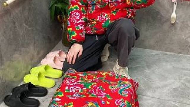 吸盘伸缩拖鞋架 不用打孔粘胶就能上墙固定的拖鞋架，可伸缩的设计，足够收纳全家人的拖鞋，不占地方，还能