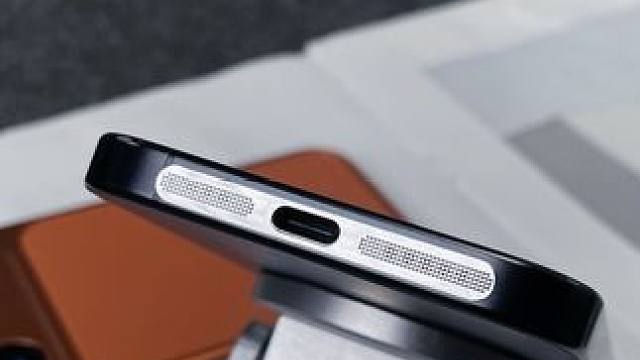 手机扬声器上贴上防坐贴就不怕孔里进灰了，既美观也不会影响原声 #防尘膜 #手机扬声器 #防尘贴 #手