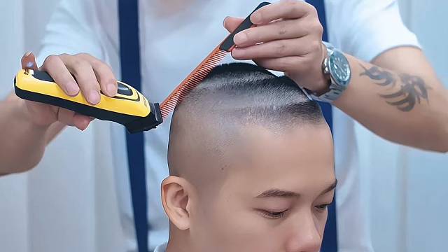 每一位顾客我都认认真真把头发剪好。常年招生。地址揭阳桥南柏顿公寓四楼，