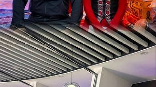 塔吉克族（上），维吾尔族（下） 你们觉得哪个更漂亮