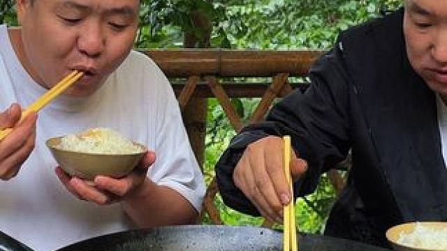 天冷吃点羊排炖肥肠，煮点萝卜白菜，真叫一个爽啊！ #乡下柴火饭 #家常饭菜 #新农人计划2025 #