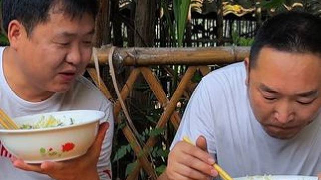 哥俩今天吃点海鲜，用丝瓜烧，一人一碗没吃饱！ #乡村味道 #新农人计划 #下饭菜 